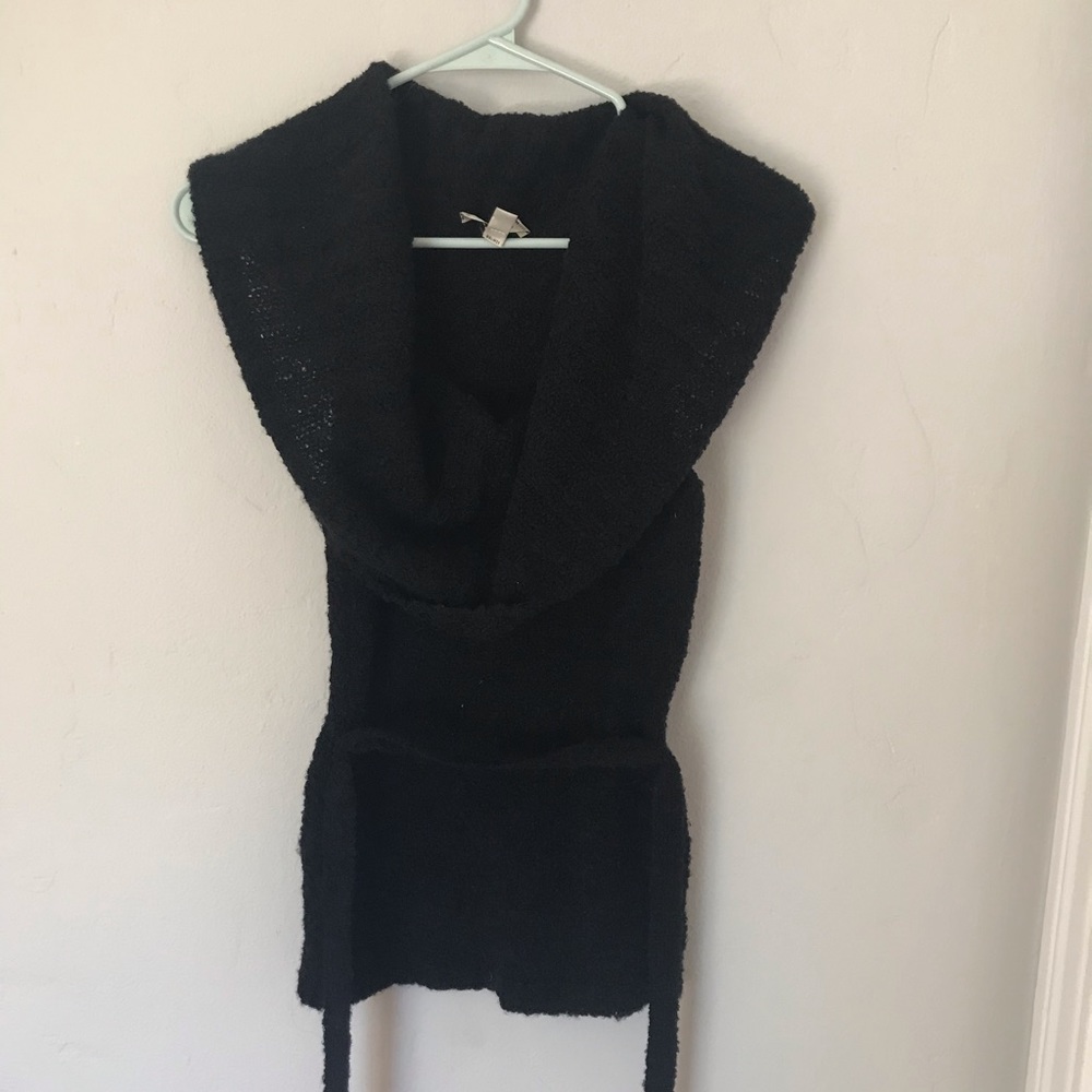 Bebe sleeveless sweater with tie